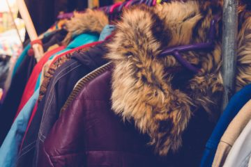 ハンガーに掛けられた洋服