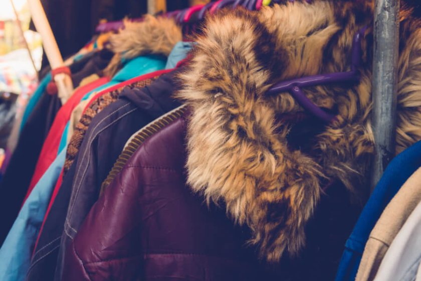 ハンガーに掛けられた洋服